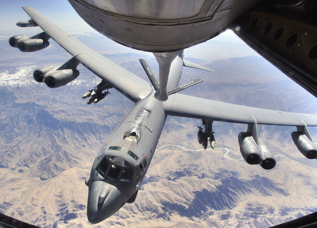 Un B-52H después de ser reabastecido en vuelo por un KC-135 Stratotanker sobre Afganistán