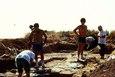 Profesores y alumnos del IES Tierra Estella en las primeras fases de la excavación