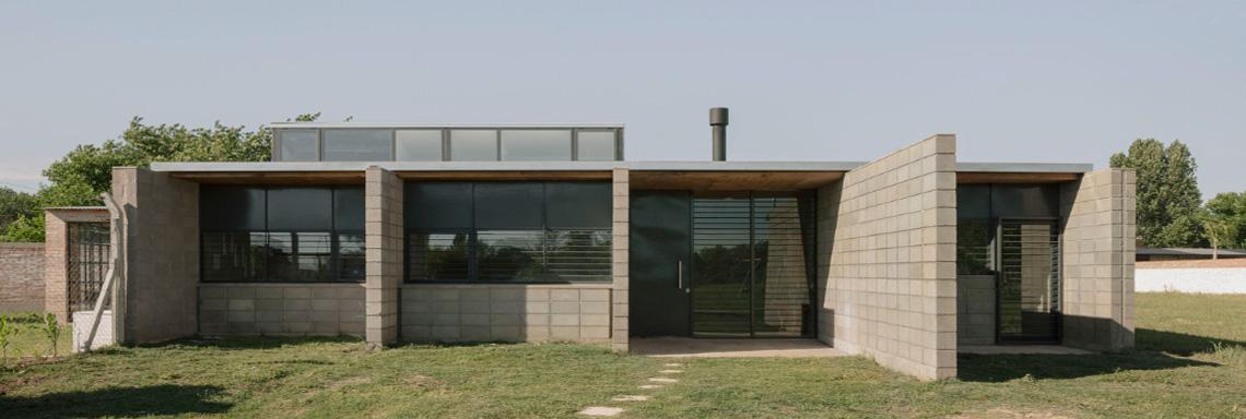 El estudio Atelier Atlántico, integrado por antiguos alumnos, recibe el tercer Premio nacional ARQ FADEA 2024/25 por ‘Casa para Juan y Laura’ 