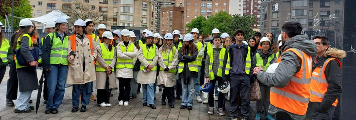 1st year Architecture students visit the new supervised apartments of Azpilagaña
