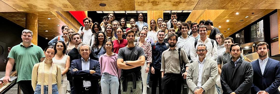 Los estudiantes de los másteres habilitantes de la Escuela de Arquitectura visitan la Torre BBVA