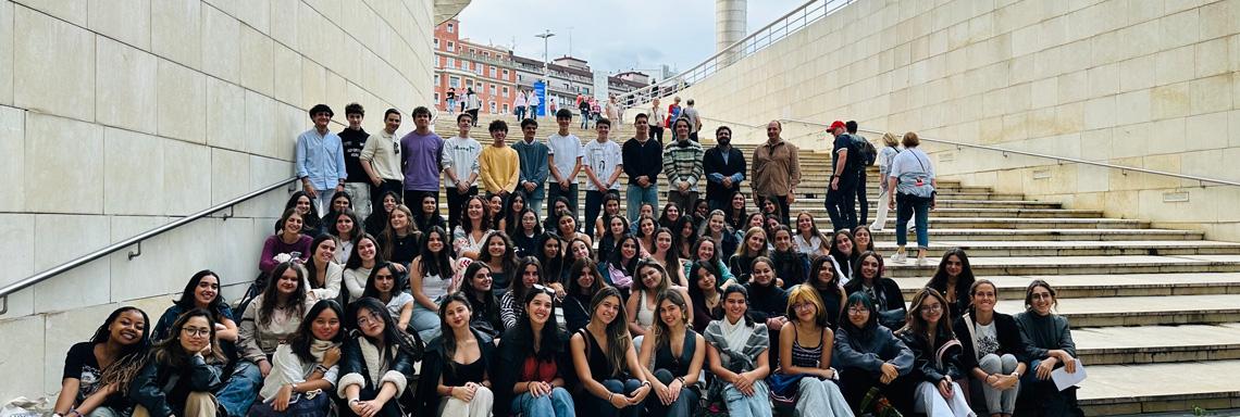 1st year students of design visit the Guggenheim Museum and the Cristóbal Balenciaga Museum.