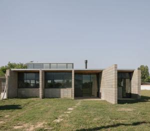 El estudio Atelier Atlántico, integrado por antiguos alumnos, recibe el tercer Premio nacional ARQ FADEA 2024/25 por ‘Casa para Juan y Laura’ 