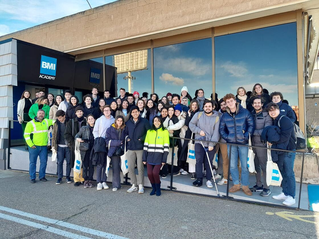 Los alumnos visitando las instalaciones de BMI en Villaluenga de la Sagra, Toledo